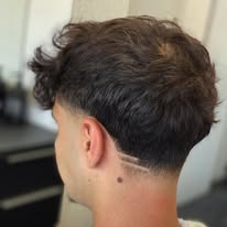 Texturierter Haarschnitt mit sauberem Nacken-Taper