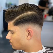 Seitenscheitel mit präzisem Fade
