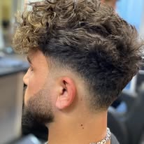 Lockiger Haarschnitt mit weichem Fade