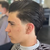 Klassisch nach hinten gestylter Slick Back