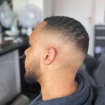 Kurzer Buzz Cut mit sauberem Fade