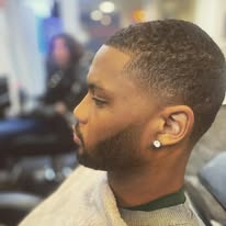 Präziser kurzer Fade mit Bartkontur