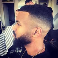 Hoher Fade mit sauber ausgearbeitetem Bart