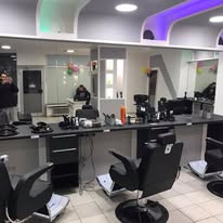 Mehrere moderne Barberplätze mit Spiegeln