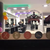 Blick durch das Hairport Schaufenster in den Salon