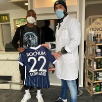 Hairport Besuch mit hochgehaltenem blauem Fußballtrikot