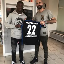 Hairport Besuch mit hochgehaltenem schwarzem Fußballtrikot