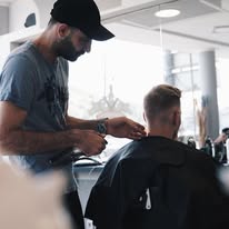 Hairport Barber bei einem Haarschnitt